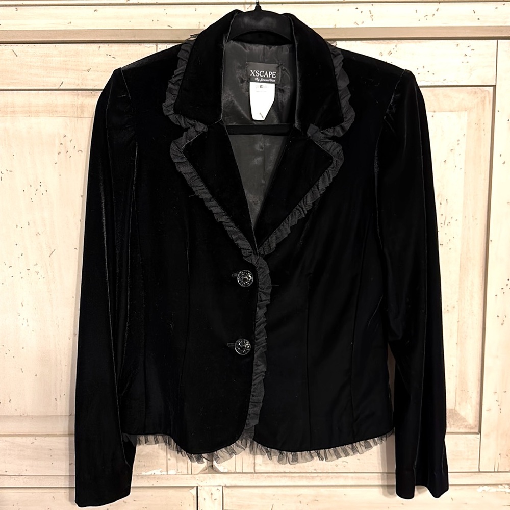 🖤💁‍♀️XSCAPE BY JOANNA CHEN…SUCH A GORGEOUS CLASSIC VELVET BLACK BLAZER! SIZE 6